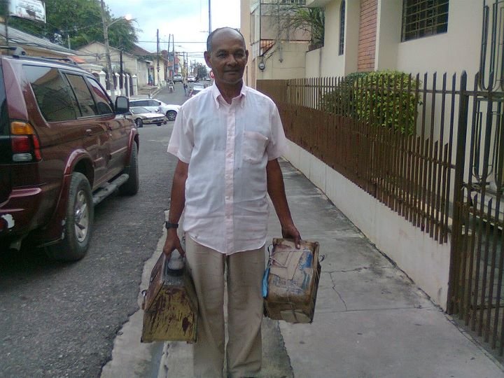 Jesús Concepción Suárez, a quien la mayoría de personas conocen aquí, como “Chú el limpiabotas”, ejemplo de trabajo mocano
